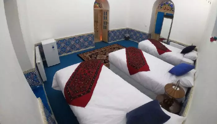 سفربازی - نمایی از اتاق های چند تخته اقامتگاه سنتی شهبازی کرمان